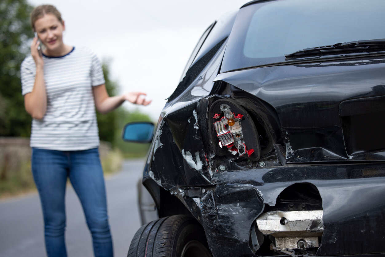 Los deducibles por daños a la propiedad después de un accidente automovilístico